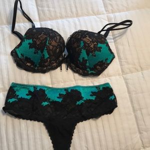 Victoria’s Secret lace set 32D/ small